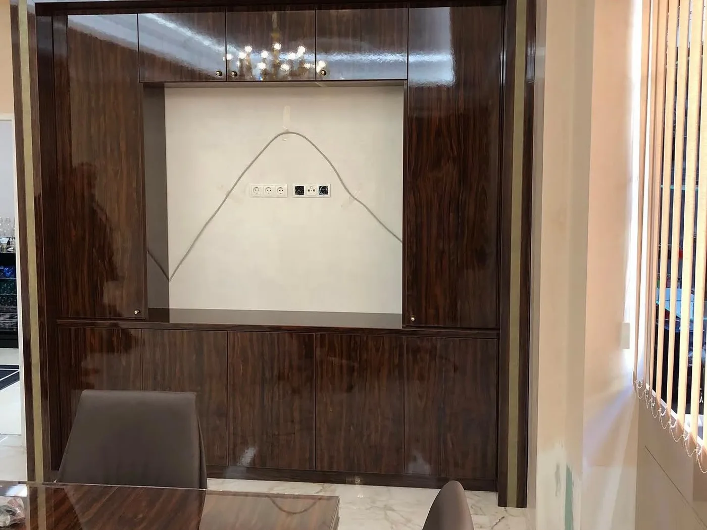 Wall unit in dark veneer with a recess