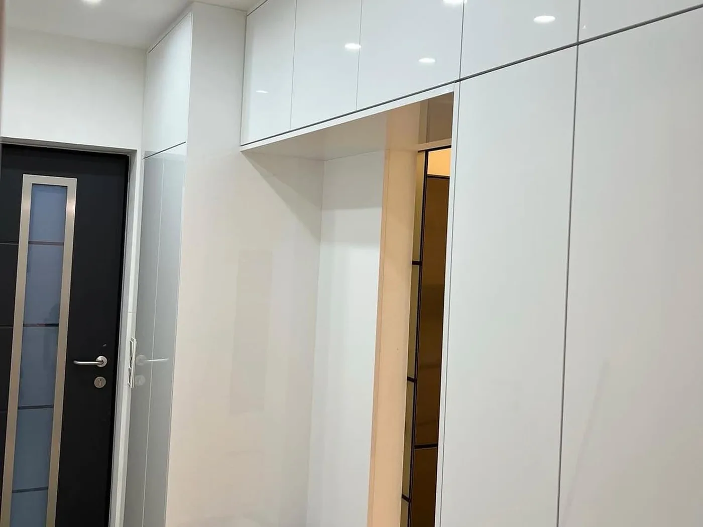 Ceiling-height hallway front beside the entrance door